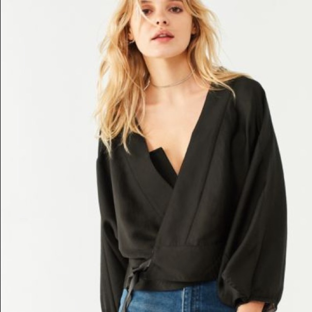 [UO] Reversible Balloon Sleeve Silky Wrap Top